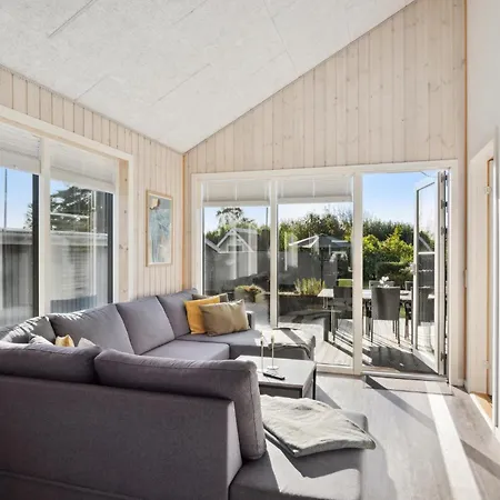 Casa de Férias Lovely In Sjolund